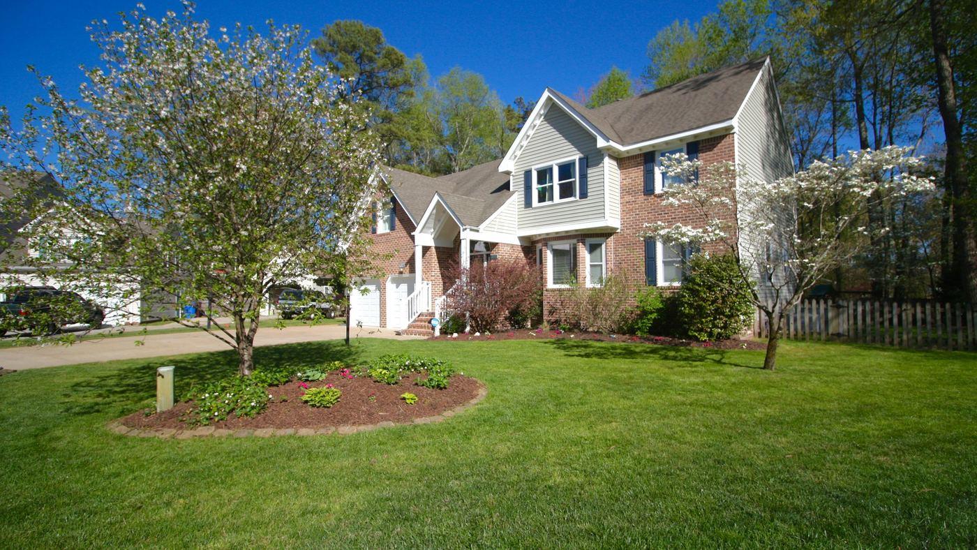 Single-family house with a front lawn